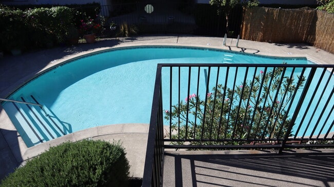 Building Photo - 178 Centre St