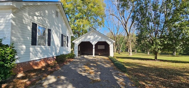 Building Photo - Lovely in Milner