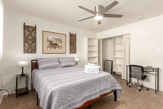 Building Photo - 1328 W 6th St