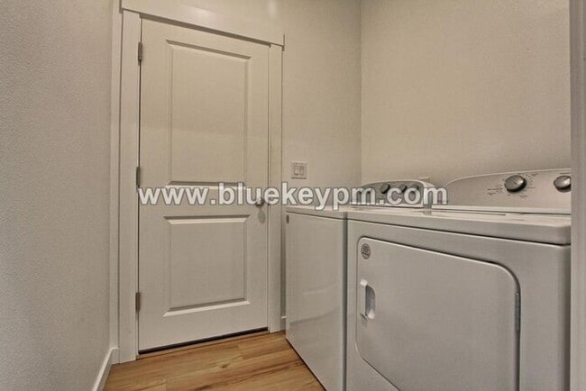 Building Photo - 3 Bed, 2 Bath Home in Woodland with Large Yard