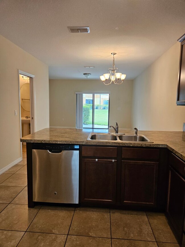 Building Photo - 2 bedroom 2 1/2 bathroom town home Windsor...