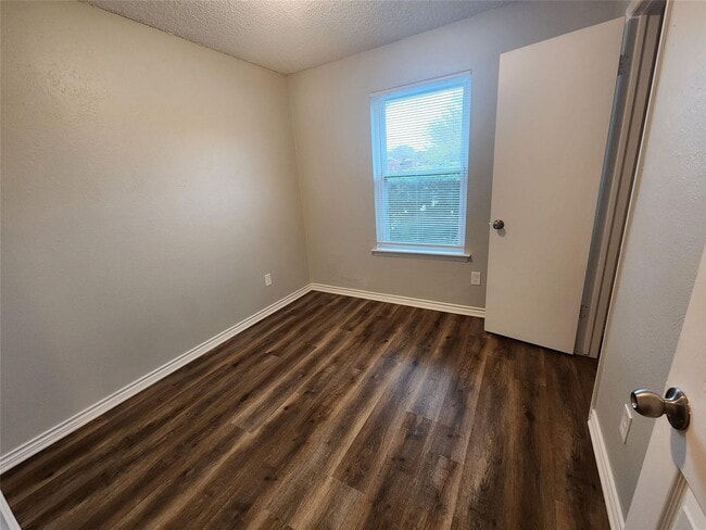 Building Photo - 3 BR/2BA | Renovated Single Family Home | 2-Car Garage | Fenced backyard