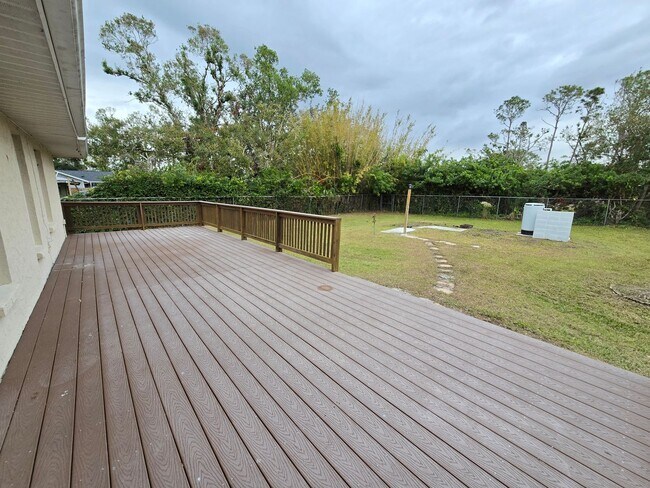 Building Photo - Remodeled 2 bed/ 2 bath/ 2 car garage ~ Annual Rental in Sarasota ~