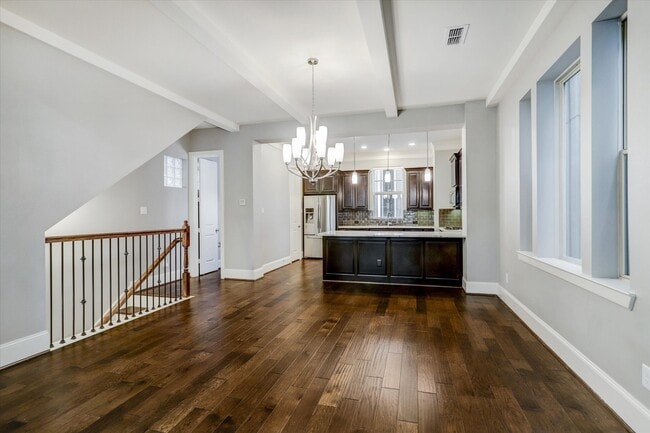 Building Photo - 704 N Shepherd Dr