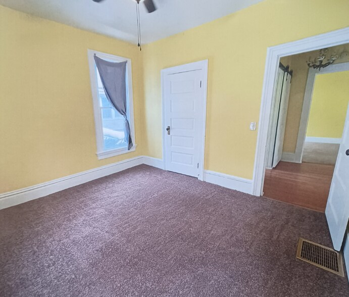 Building Photo - 609 Rumely St