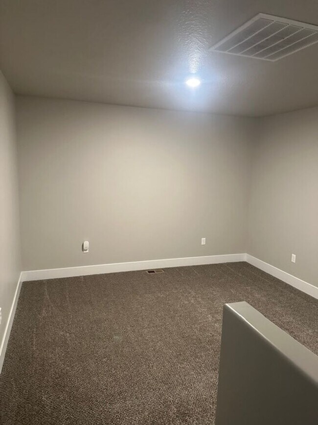 Building Photo - Amazing 3 bed, 2.5 bath with 2 car garage townhome!
