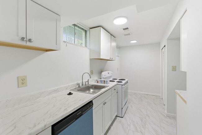 Building Photo - Charming 3 BR/2.5 BA Single-Family Home in...