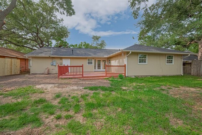 Building Photo - 8045 Ridgeview Dr