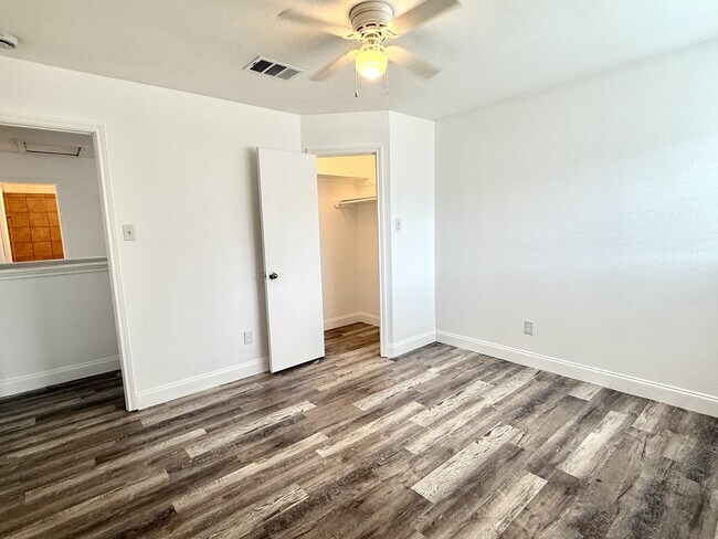 Building Photo - 529 W Metcalfe St