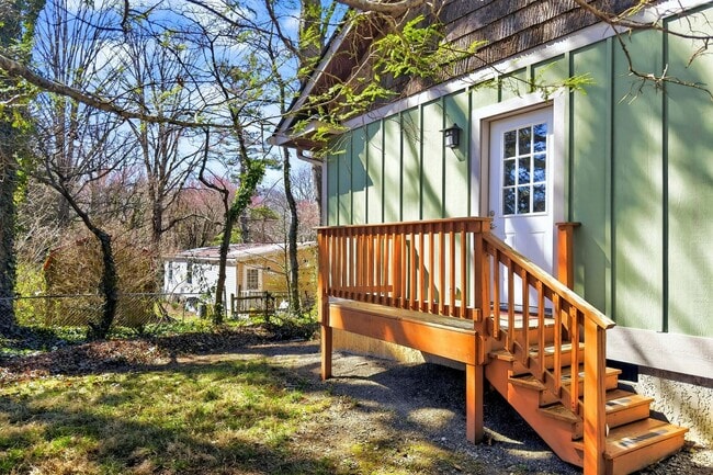 Building Photo - Black Mountain Long Term Rental!