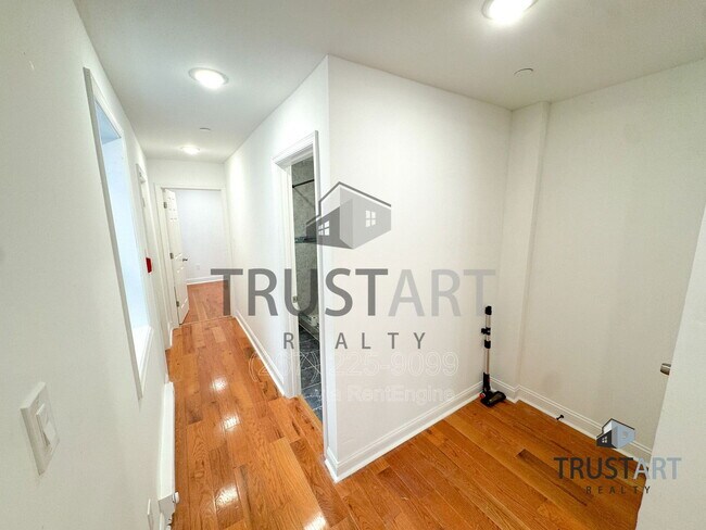 Building Photo - 2025 N 4th St