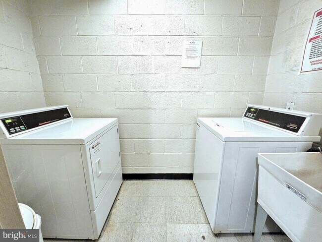 Building Photo - 1280 21st St NW