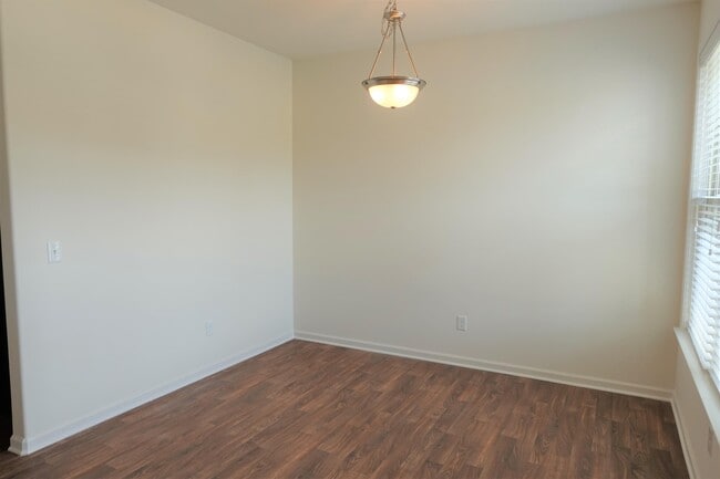 Building Photo - 153 Bur Oak Dr