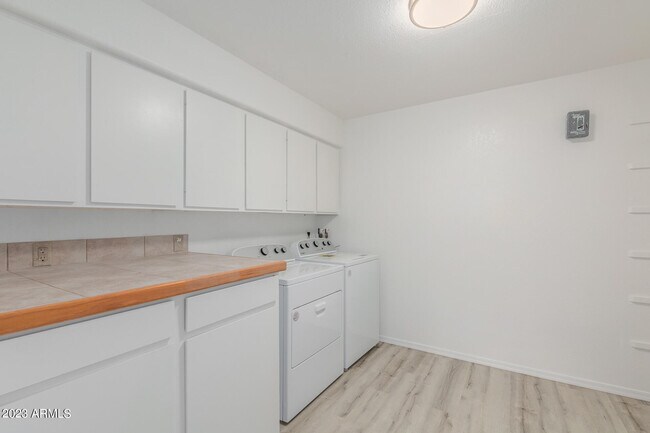 Building Photo - 1512 W Estrella Dr