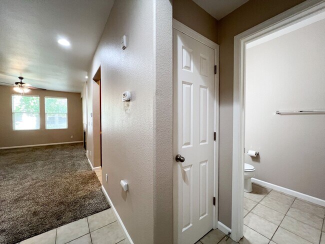 Building Photo - 3 Bd, 2.5 Ba Condo in Elk Grove