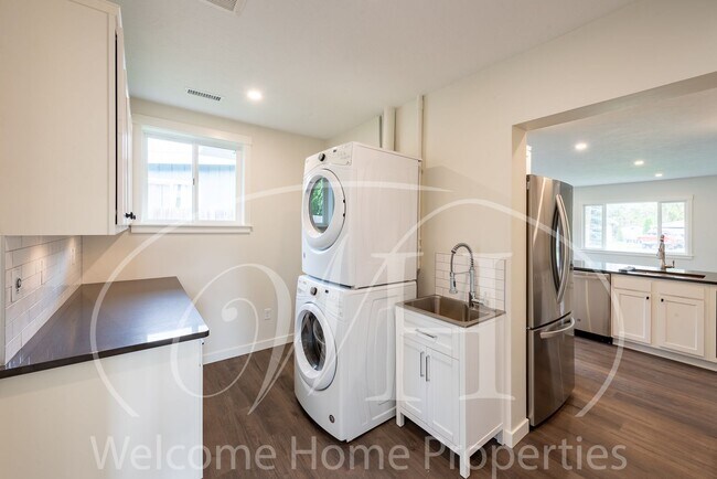 Building Photo - Country Living in Gorgeous 2 Bedroom Home Near Town