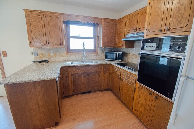 Building Photo - Spacious 2 Bed, 1.5 Bath with Oversized Garage!