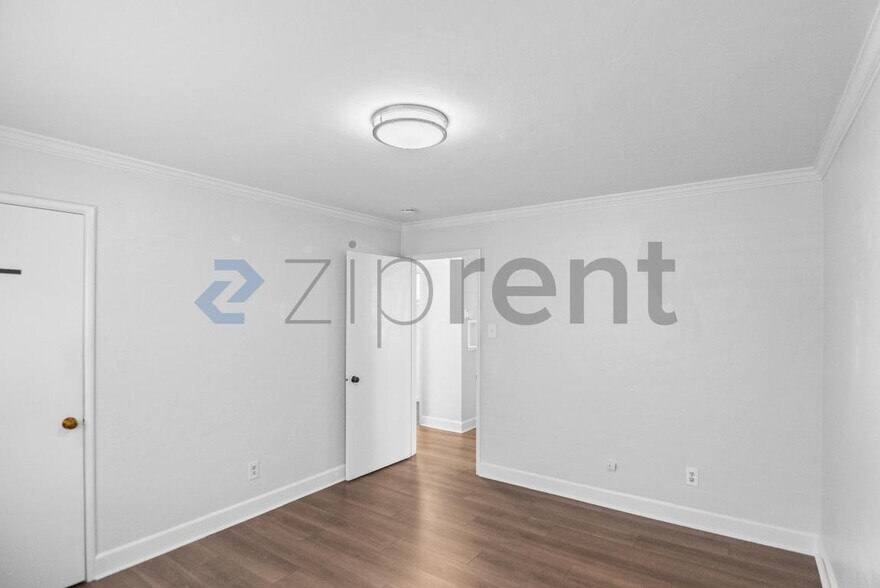 Building Photo - Unit