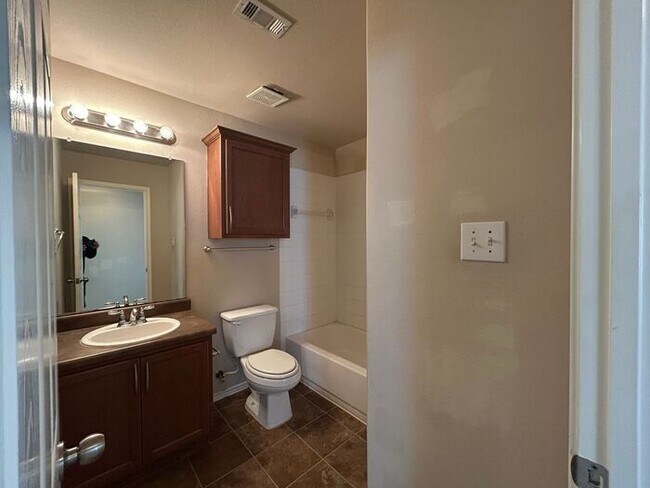 Building Photo - Spacious 3-Bedroom Home in a Convenient Lo...