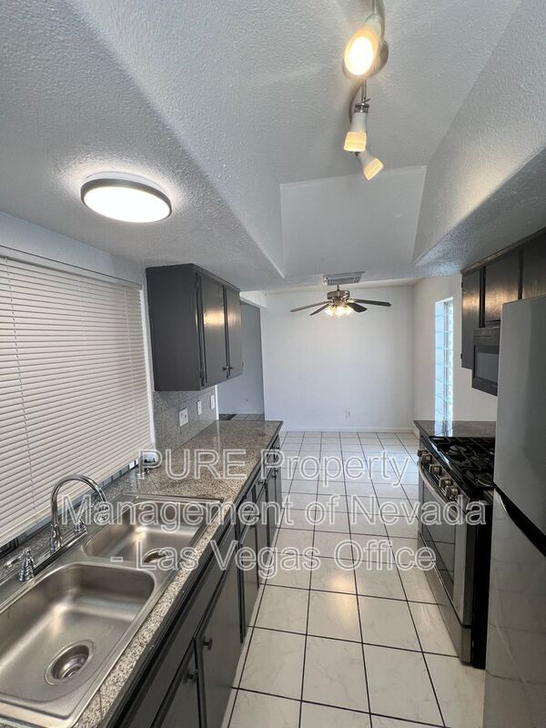 Building Photo - 1405 E Vegas Valley Dr