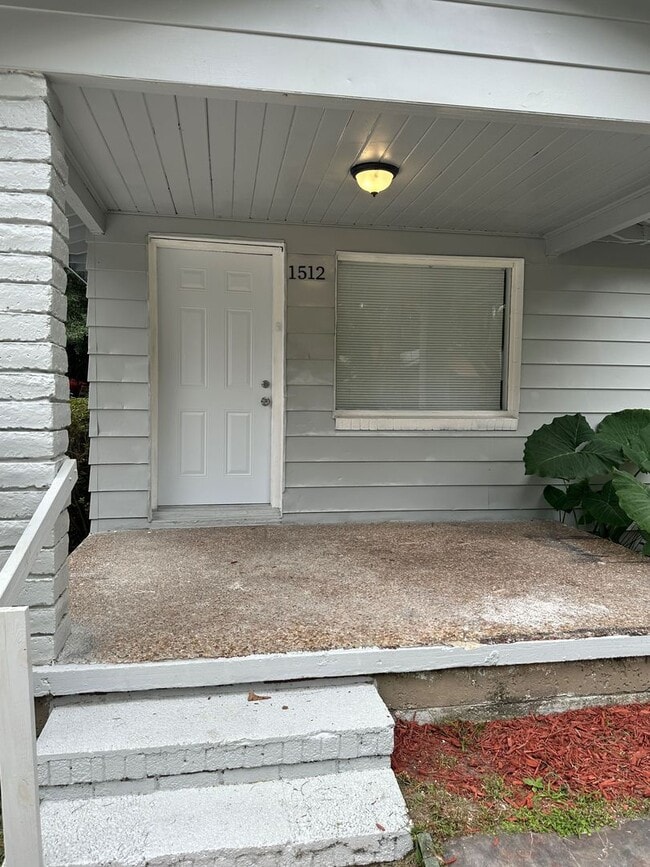 Building Photo - **Move in ready - 3/2 Renovated single family home