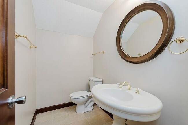 Building Photo - Large Executive Home in Carmel Schools