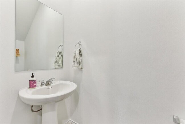 Building Photo - 5908 Eden Dr