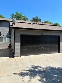Building Photo - Lovely 3 Bed/2.5 Bath Townhome in Southwes...