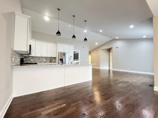 Building Photo - 855 Meadow Ln