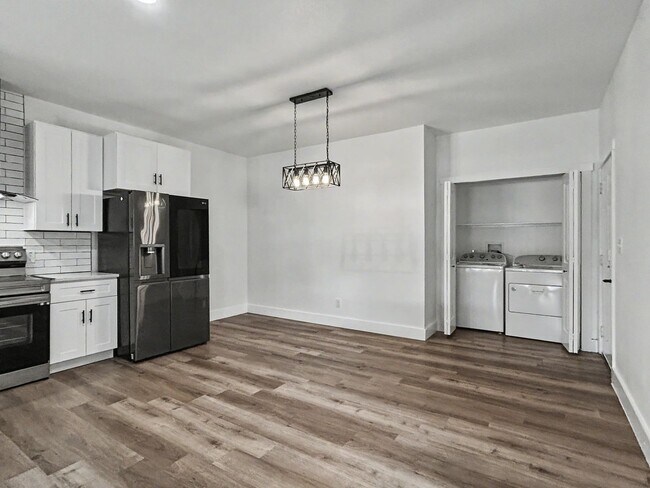Building Photo - Modern 3-Bedroom Home Near Downtown