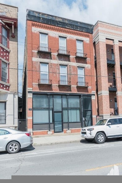 Building Photo - 2450 N Southport Ave