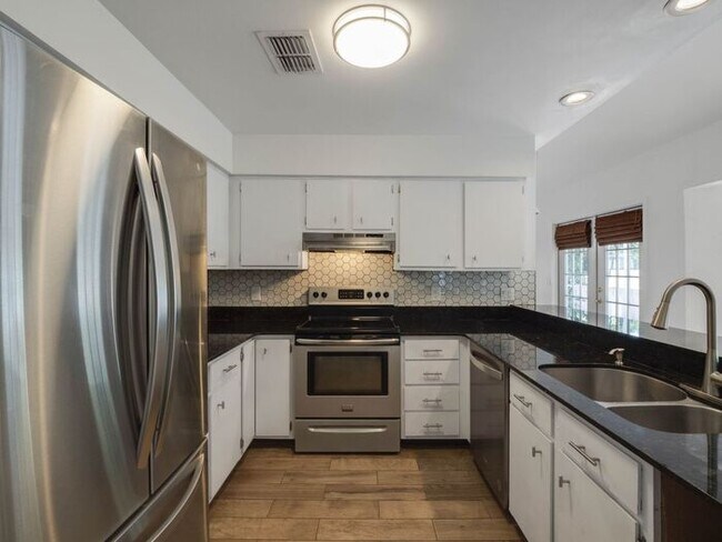 Building Photo - Charming 1/1 condo near Lake Virginia