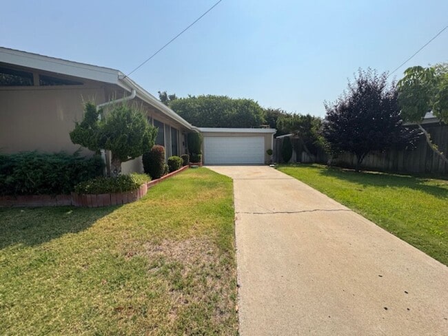 Building Photo - Charming 3-Bedroom Home for Rent in Serra ...