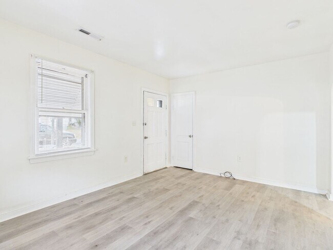 Interior Photo - 2602-2606 Monument Ave