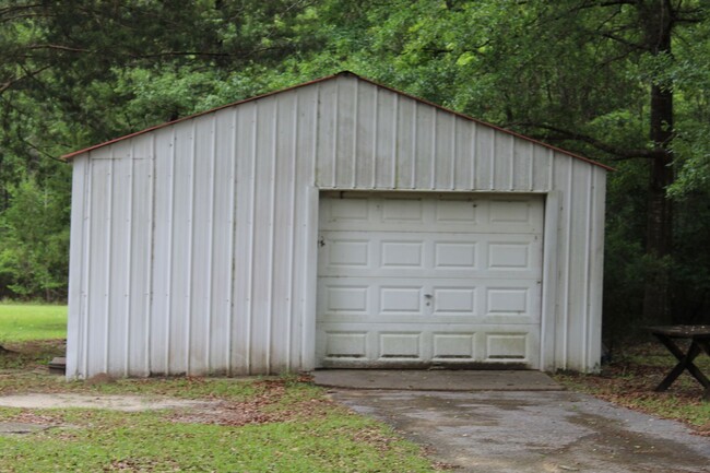 Building Photo - Beautiful 3 Bedroom Brick Home