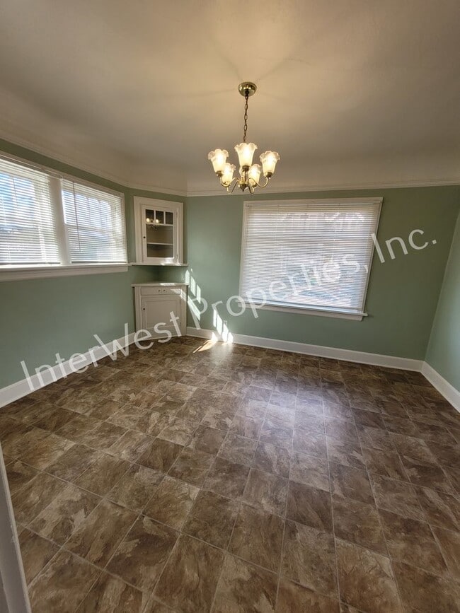 Building Photo - ADORABLE 2 BEDROOM HOUSE IN NORTH PORTLAND WITH LARGE BACK YARD & 2 CAR GARAGE!