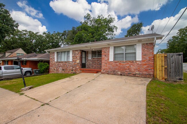 Building Photo - Midtown Living with Modern Conveniences – Prime Little Rock Location!