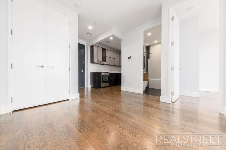 Building Photo - Luxury 2 BR in Bushwick with Roof Deck!