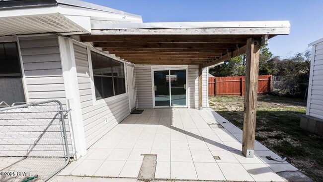 Building Photo - 247 Poinsettia Dr