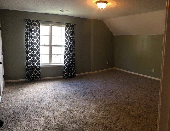 Building Photo - 4 Bedrooms in Exclusive Snowden Grove