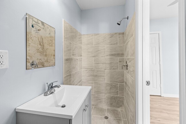 Building Photo - Stylish & Newly Renovated 3 Bedroom 2 Bath...