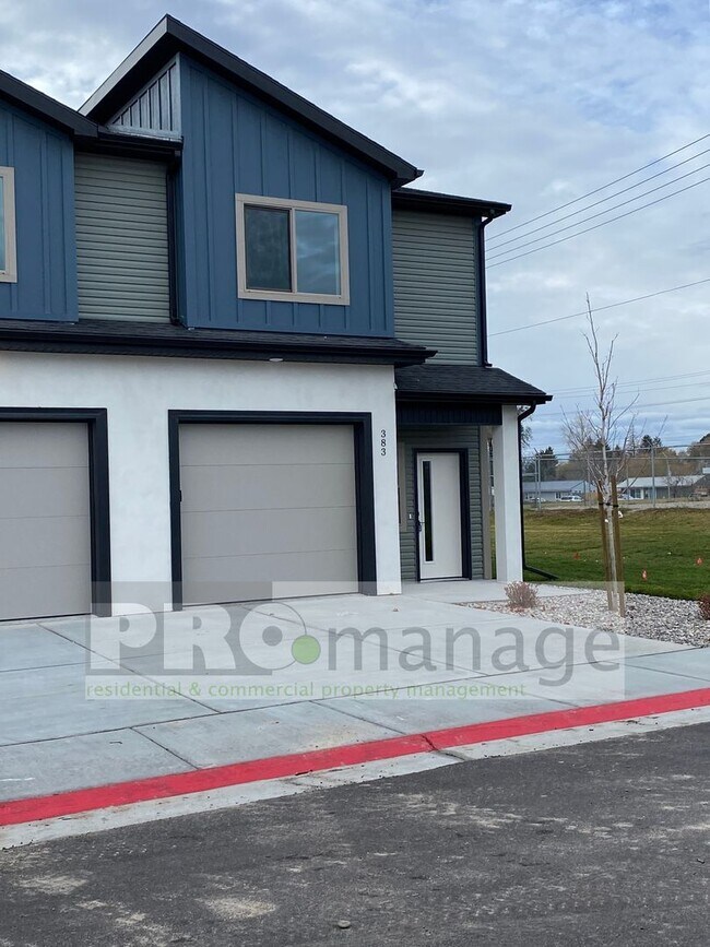 Primary Photo - Townhouse with 3 bedrooms / 2 bathrooms in...