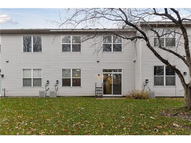 Building Photo - 2 BR/3 BA Townhome in Lakeville!