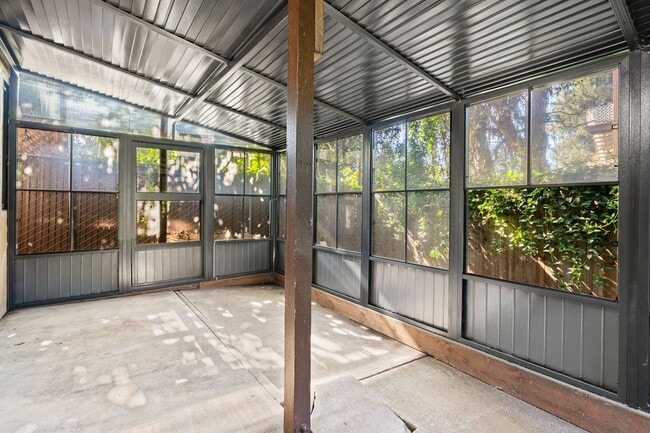 Building Photo - Secluded Rockridge 2BD | Parking Included | Near BART, Shops & Dining