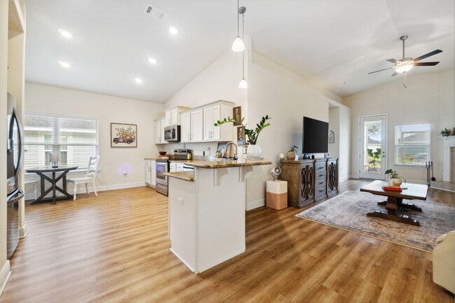 Building Photo - 585 Riverwalk Cir