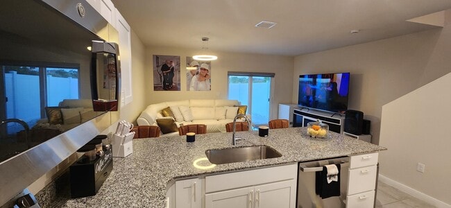 Building Photo - 1030 W Davis Pkwy