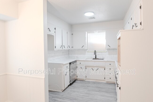 Building Photo - 2412 Laneway Dr