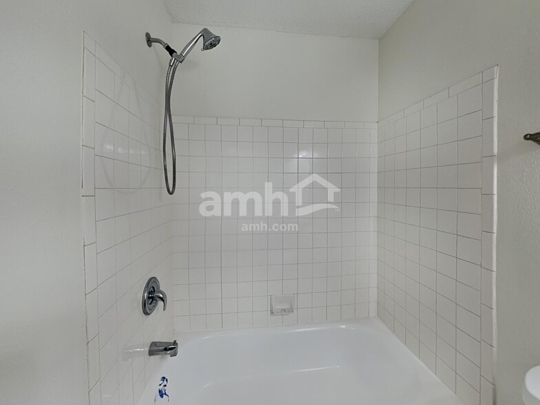 Building Photo - 5624 Grassy Bank Dr