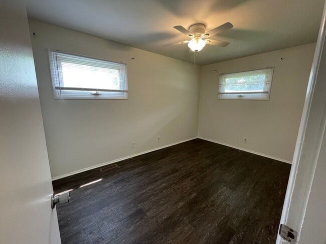 Building Photo - Spacious 3bed/1bath