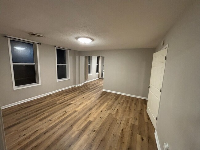 Building Photo - 1522 Main St